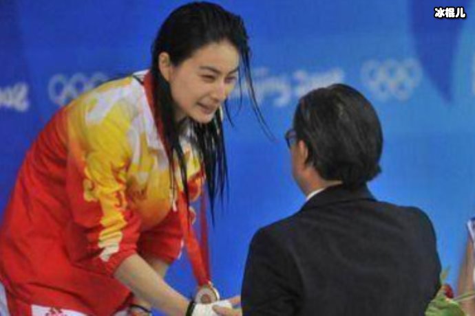 郭晶晶一家五口走机场,素颜穿着普通儿子乖巧懂事