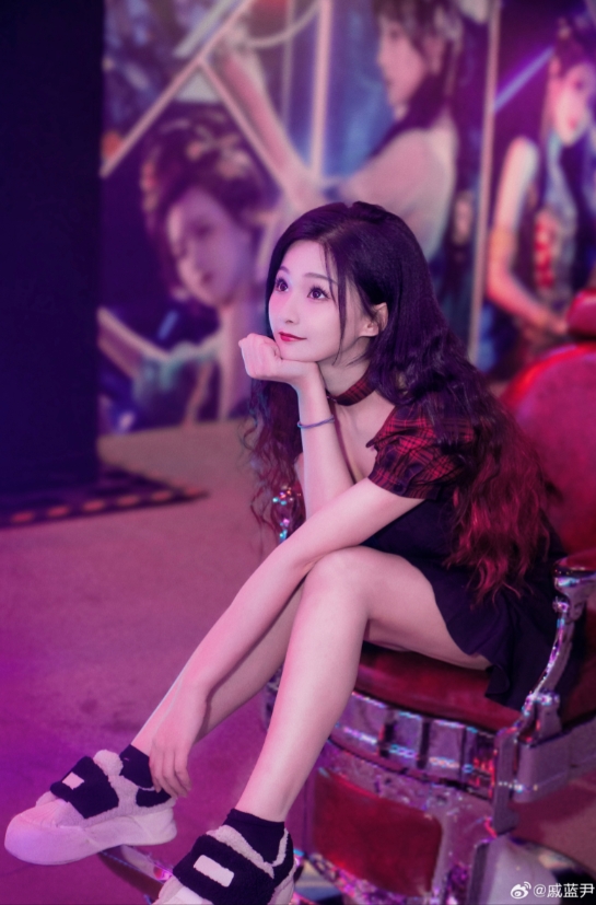 若风妻子戚蓝尹晒照:一起等跨年的烟花 祝大家大家新年快乐