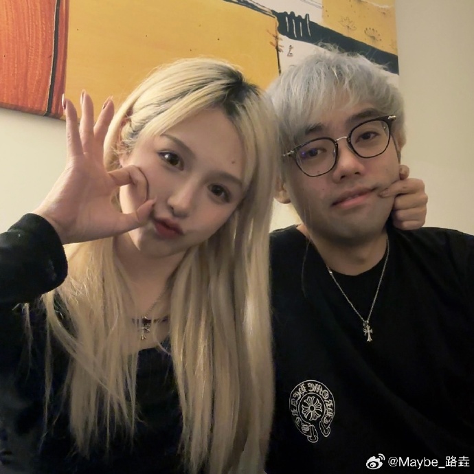 Maybe分享夫妻合照:祝大家2024年身体健康 每天都能开心!