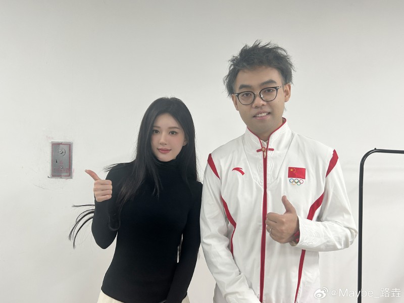Maybe分享和女演员赵露思合照:圆梦了！追星成功！她好美??