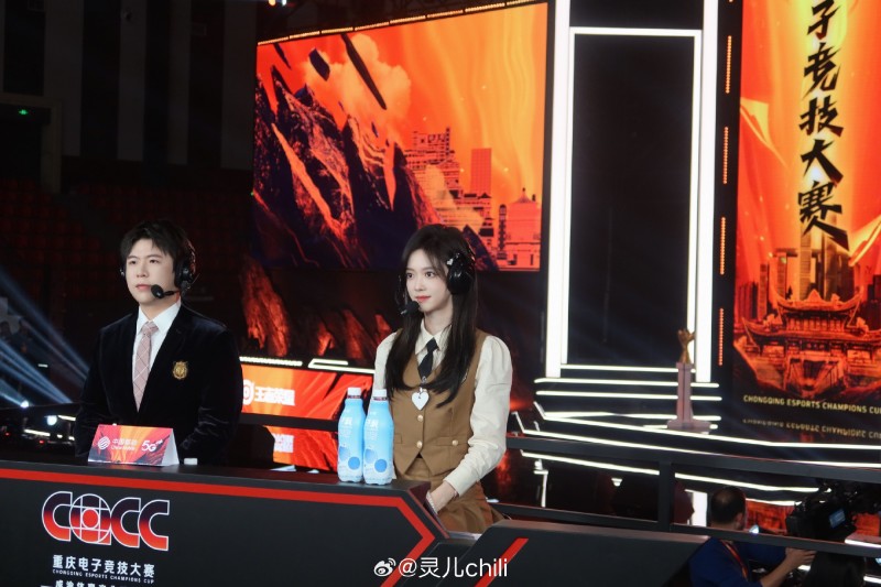 KPL女解说灵儿晒照:今天收工~英伦风小西装喜欢么?