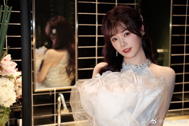 女主持人小钰深夜晒照:纯白纱裙?小露香肩~
