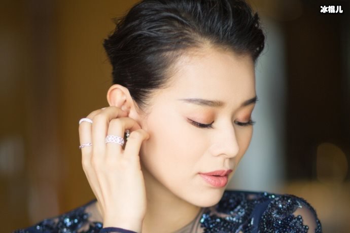 胡杏儿带儿子和闺蜜聚会,穿红色毛衣年味十足