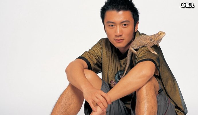 同为四十岁的男人谢霆锋的颜值越来越高,陈冠希却撞脸赵本山