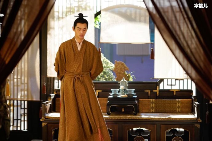 张妼晗变身时尚女郎,《清平乐》中的她竟如此美丽难怪官家喜欢