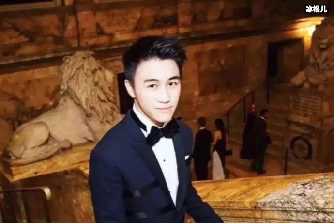 何猷君晒和奚梦瑶亲密照片秀恩爱,直言过二人世界超甜蜜