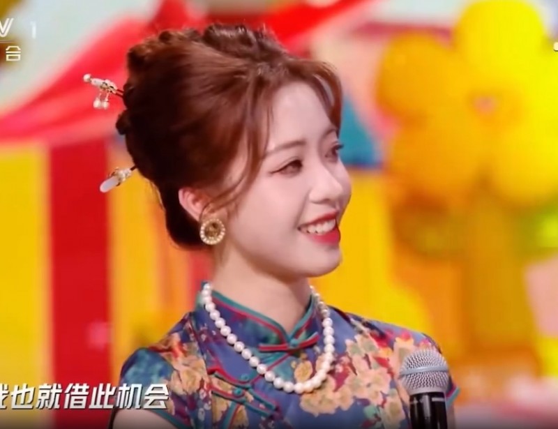 ?太美啦!央视网络春晚:LPL美女主持希然身着花纹旗袍尽显优雅美丽