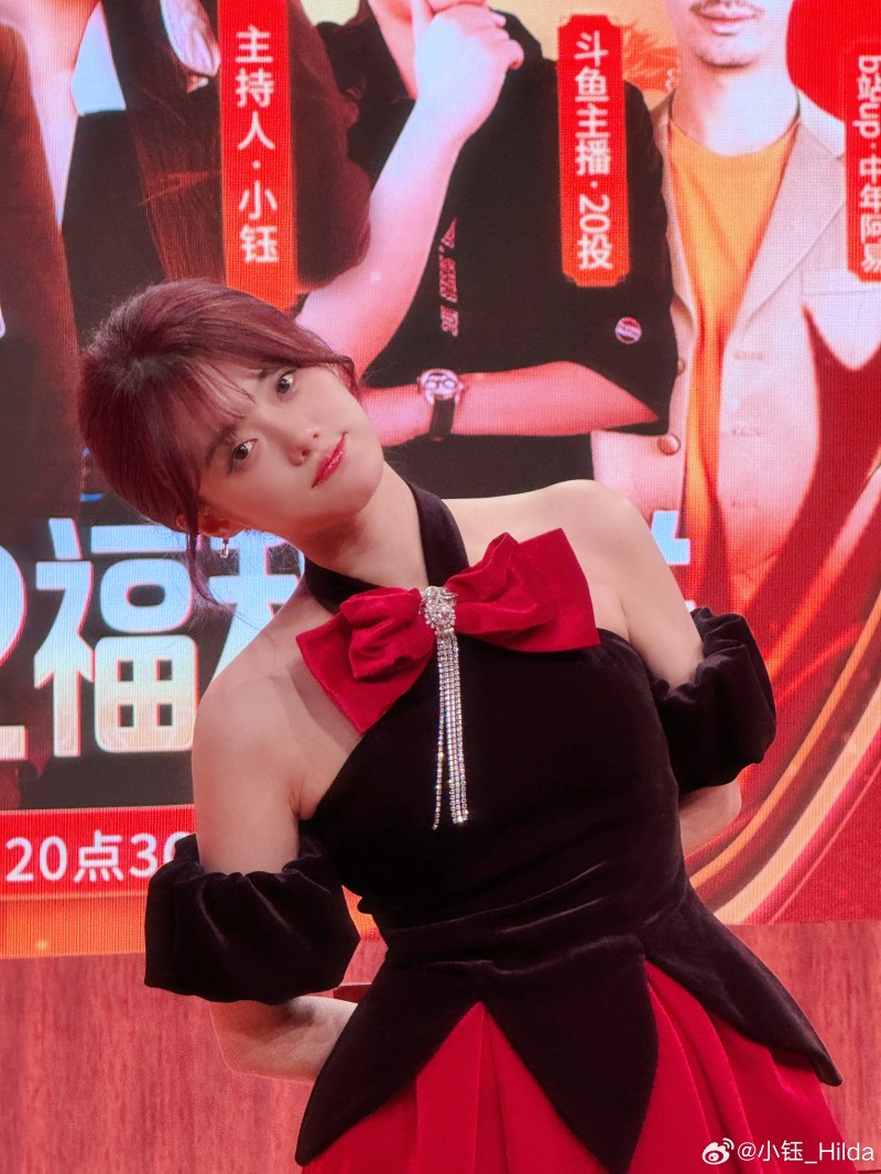 小钰晒照:黑色露肩礼群 红色领结超显眼!