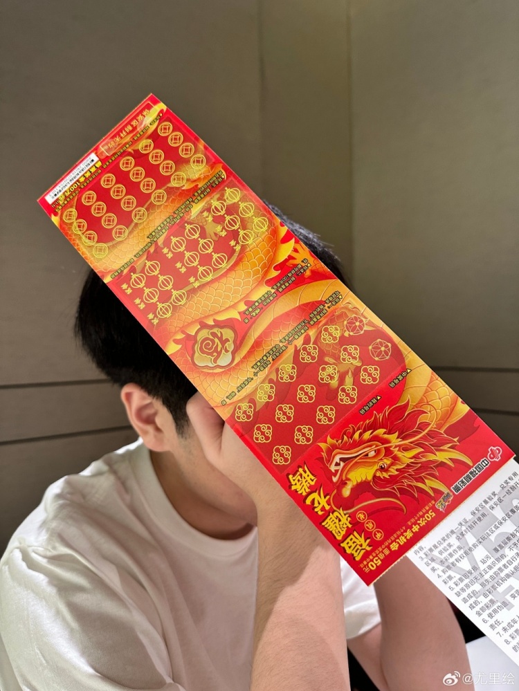 尤里绘分享合照并为GALA庆生:生!日!快!乐!