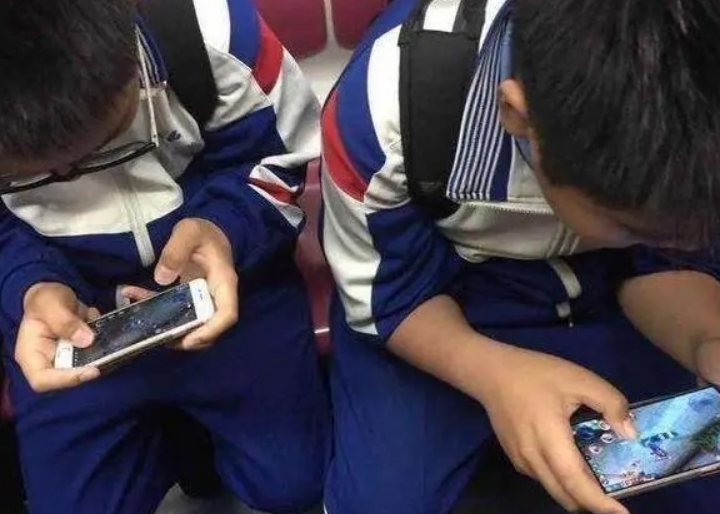 过年亲戚小孩还抱着手机吗?各大厂商未成年游戏限玩 实际情况如何?