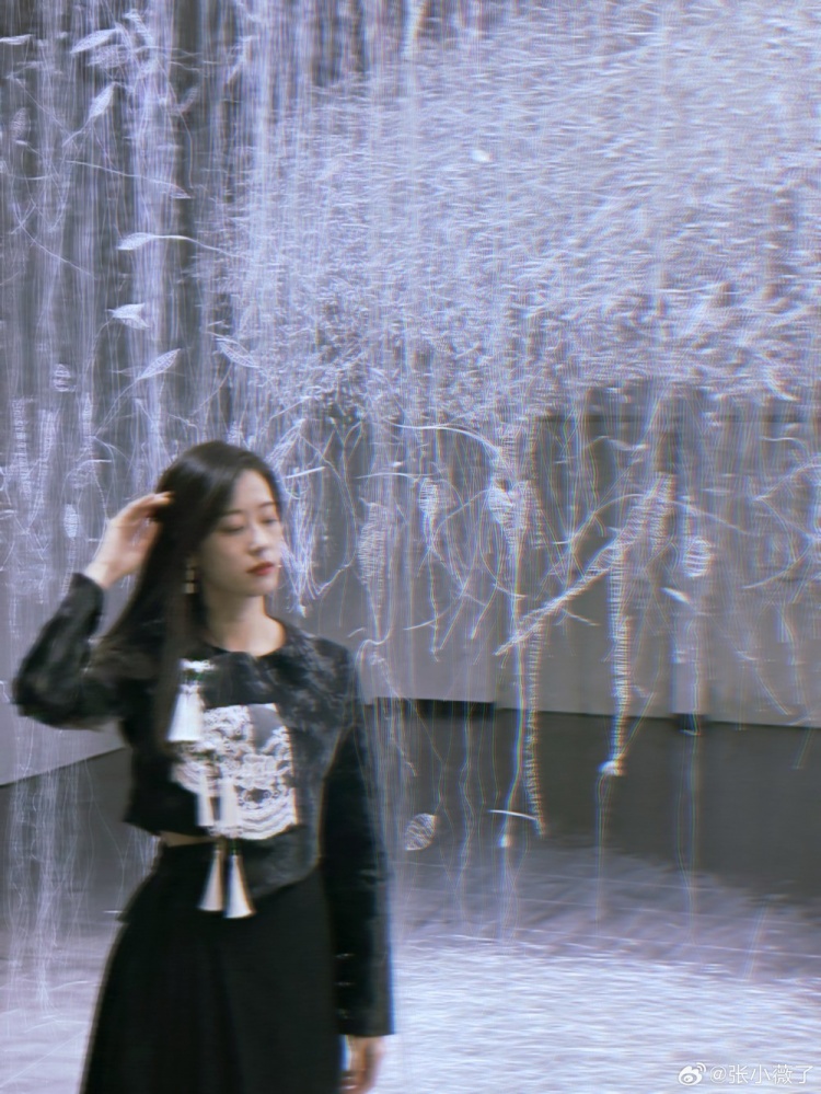 主持张小薇晒照:你们的拽姐来咯
