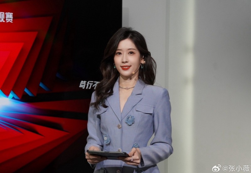 主持张小薇晒照:今天的妆照又美又欲~~