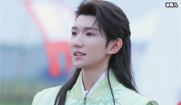 王源新专辑筹备中,与好友录音室热聊界面温暖