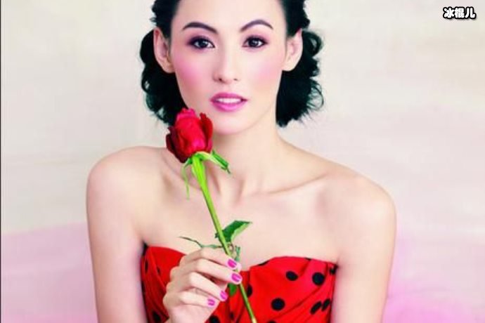 离婚后的张柏芝“生活拮据”?T恤穿到领口起球