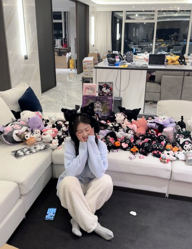 王思聪女友小羽晒照:被可爱的娃娃包围 太美了~~