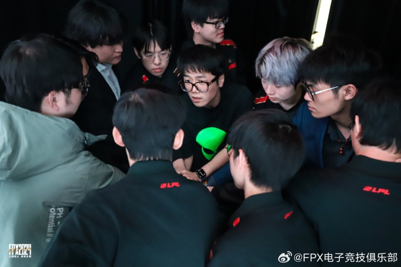 Reddit热议FPX战胜JDG:哥们别想银河的事了,毁了一个Bo还不够吗?
