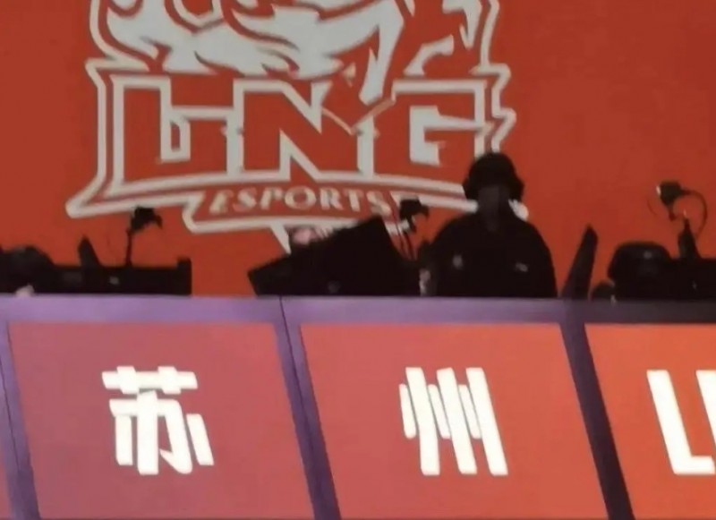 有人拔线?LNG对阵AL暂停原因:Scout显示器故障闪退,直接换屏幕