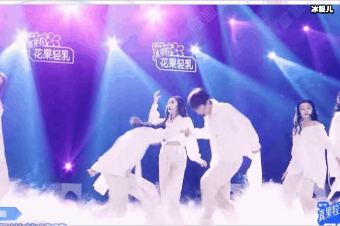 她一个眼神就征服了导师们,不愧是《青你2》的表情管理专家