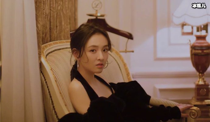 吴倩机场造型上线,青春洋溢少女感满满她是怎么做到的
