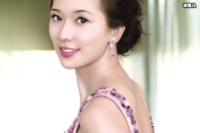还是公共场合抽烟照,这次该女星上热门了