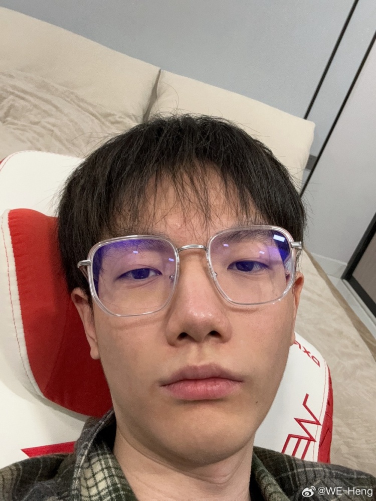 WE打野Heng深夜晒照:微醺一下