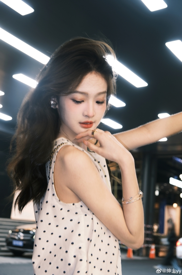 王思聪00后女友沈施羽晒照:香奈儿包包~黑白斑点裙~青春又可爱~