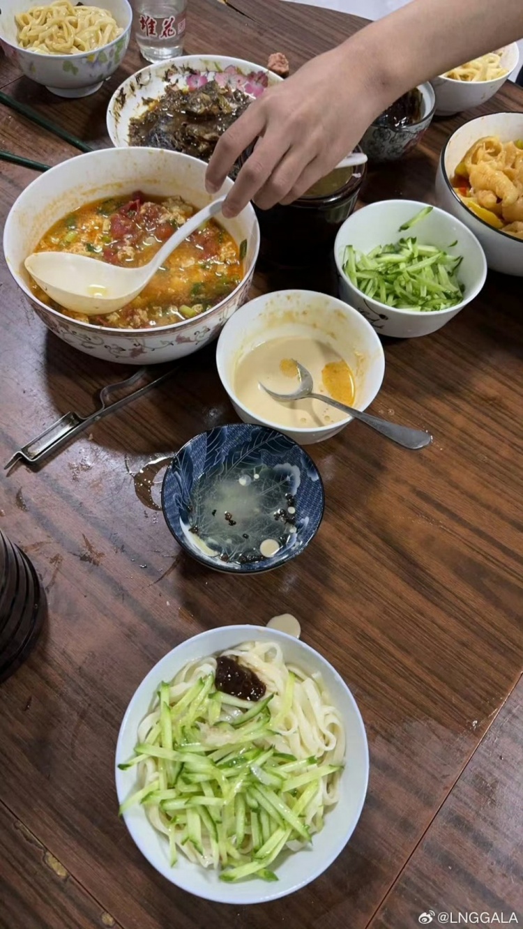 LNG下路选手GALA晒照:大家晚上吃什么