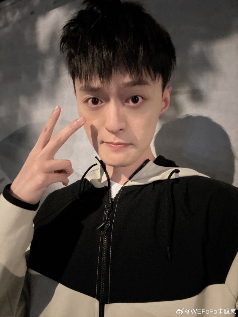 FoFo:下班啦~第一次上解说席就拉满!精彩的比赛,恭喜JDG!