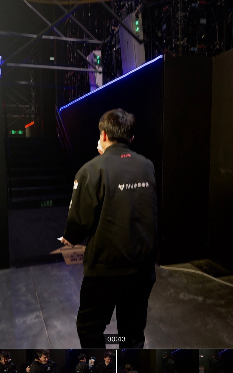 JDG俱乐部分享Missing赛后花絮:给他的纸巾掉了,他边捡边哭?