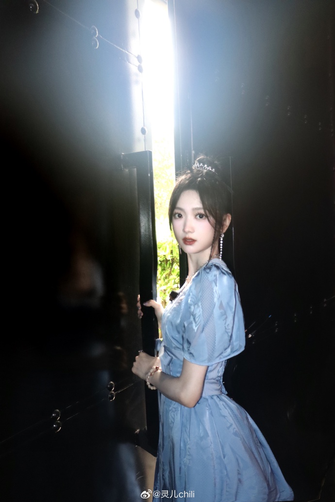 KPL解说灵儿发布自拍:因为一点点魔法 她眼中的世界变得与众不同