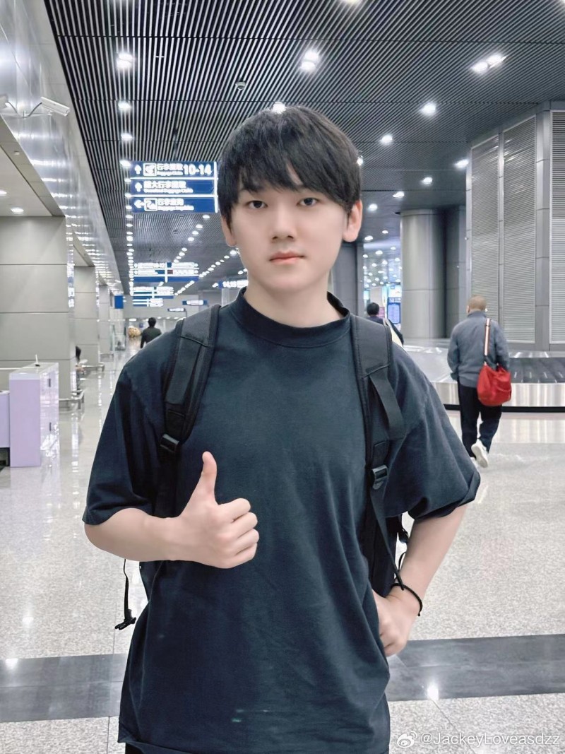到成都咯!JackeyLove更博:顺利抵达