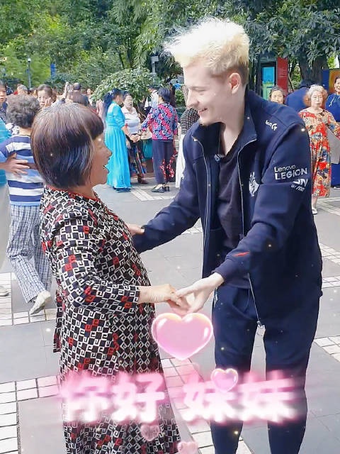撩完大爷撩大妈?G2官方分享:教练和大妈跳交际舞