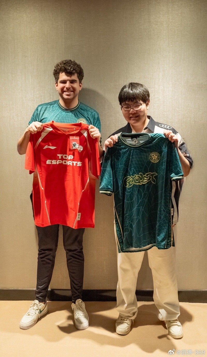 369更博晒与Bwipo交换队服照片:My bro,NO.1厄加特