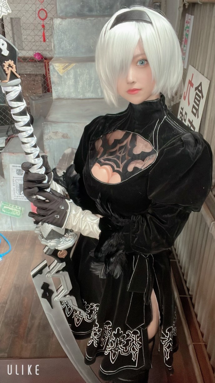 樱花妹COS《尼尔》婚纱2B 高衩美体肉感还原