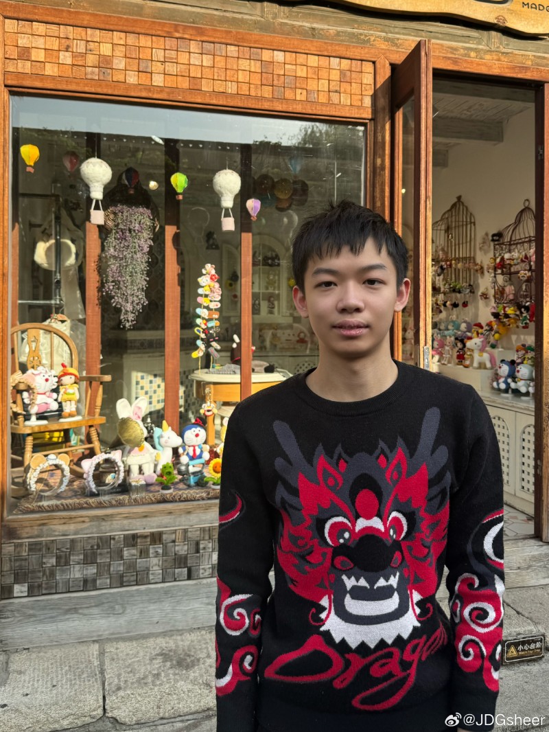 JDG替补上单Sheer分享照片:旅游打卡,中国龙长袖穿搭