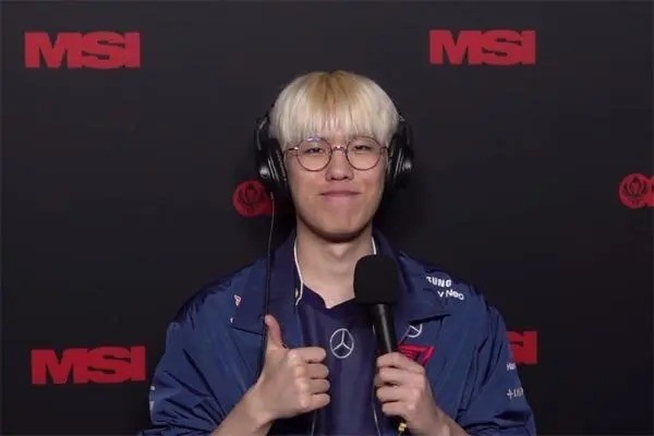 Oner:以前每天都吃蛋白粉,现在不运动了和Bin掰手腕处于劣势
