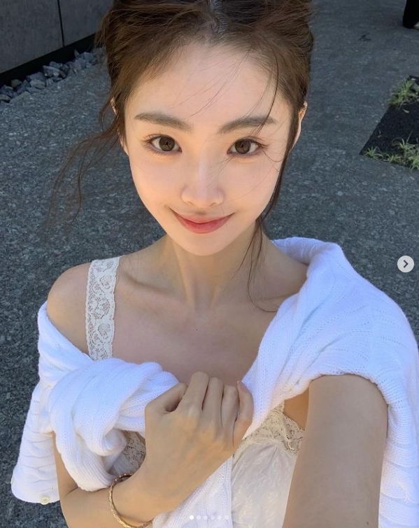 Ming绯闻女友1saye晒美照:蕾丝吊带 甜美笑容 谁看了能不迷糊