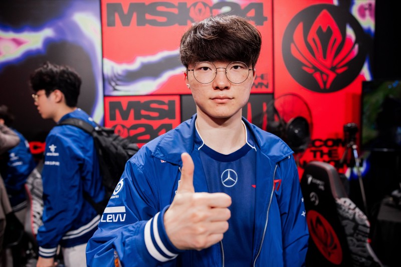 经典动作?LoLesports分享照片:Faker为本场胜利竖起大拇指