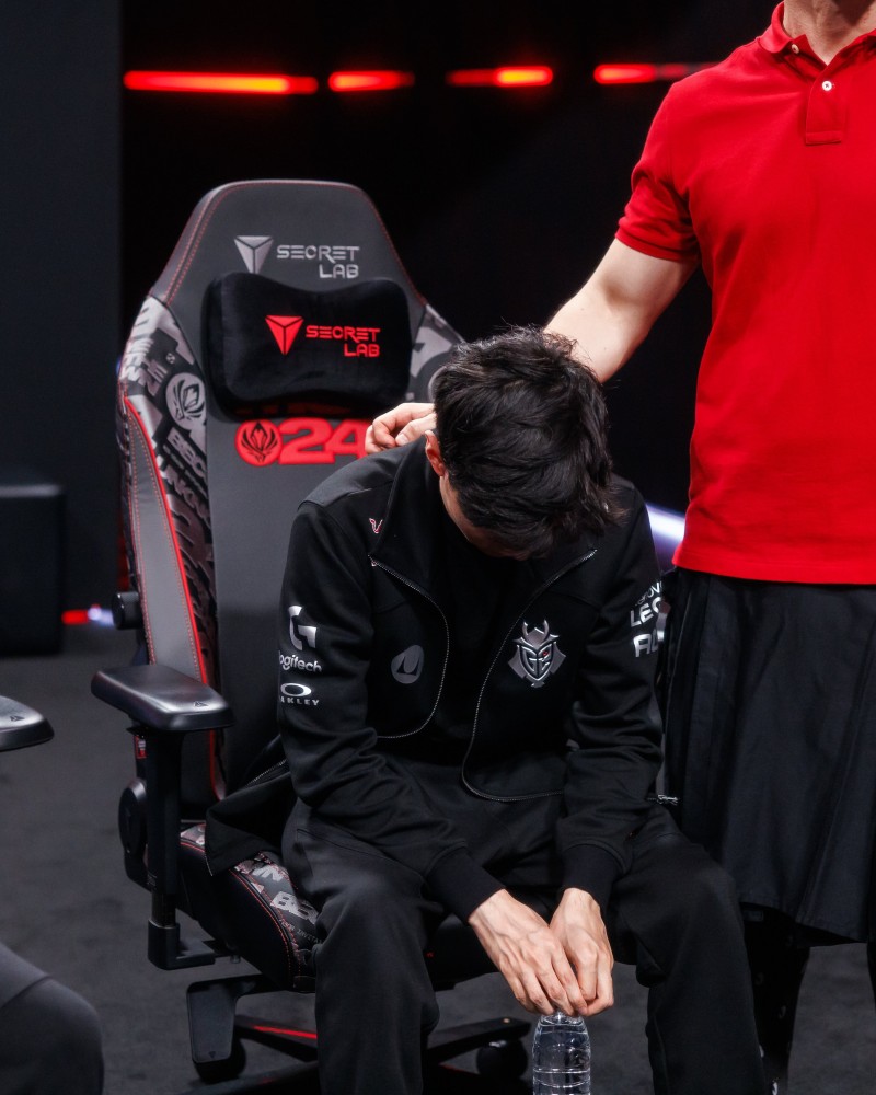 LoLesports官推分享照片:悲伤掩面的Caps与垂头丧气的Yike