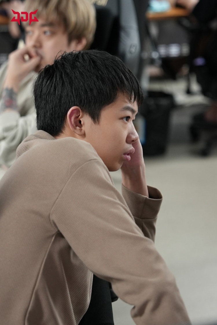 JDG俱乐部分享训练返图:认真训练中的兄弟们