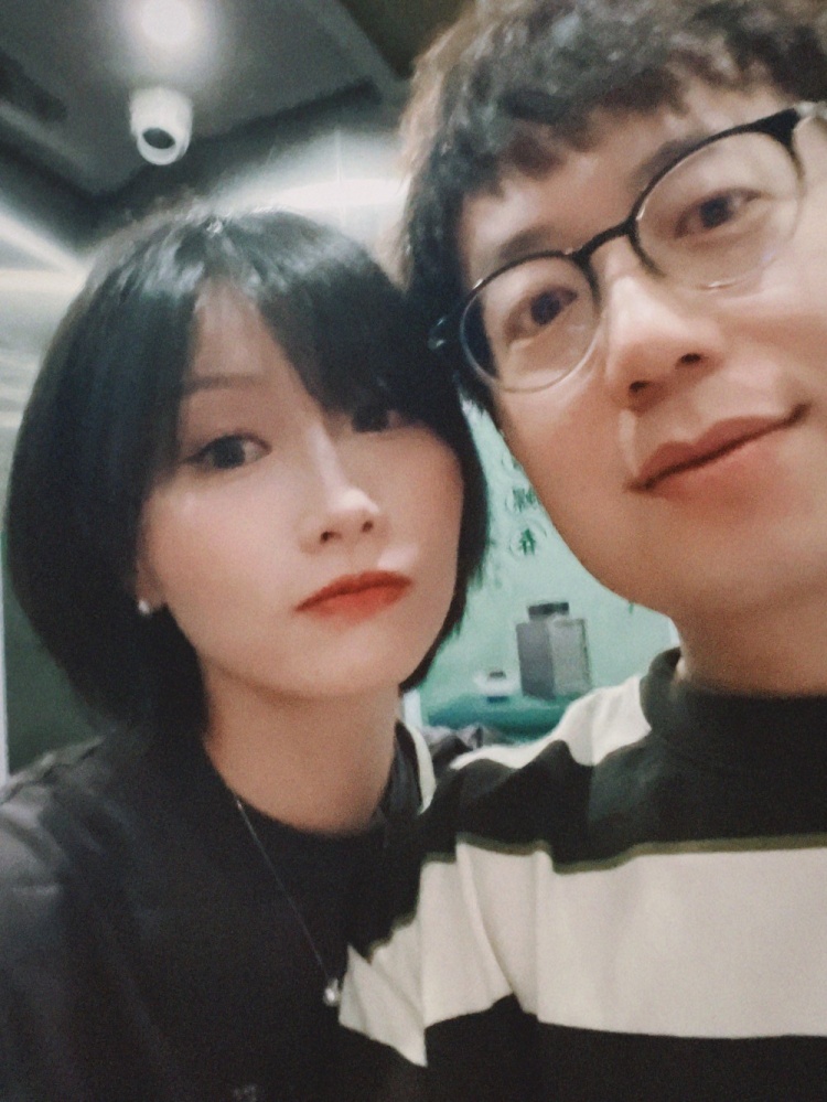 般配!小珠桃子晒与米勒观看上海大师赛合影