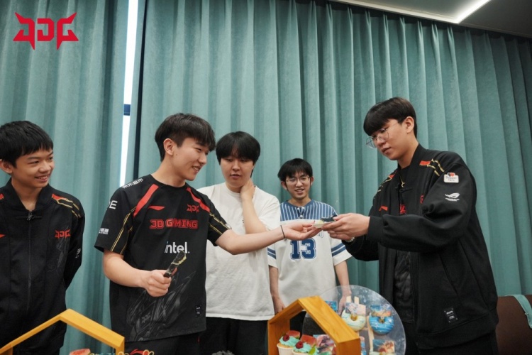 JDG发布Missing生日返图:是非常幸福的一天!