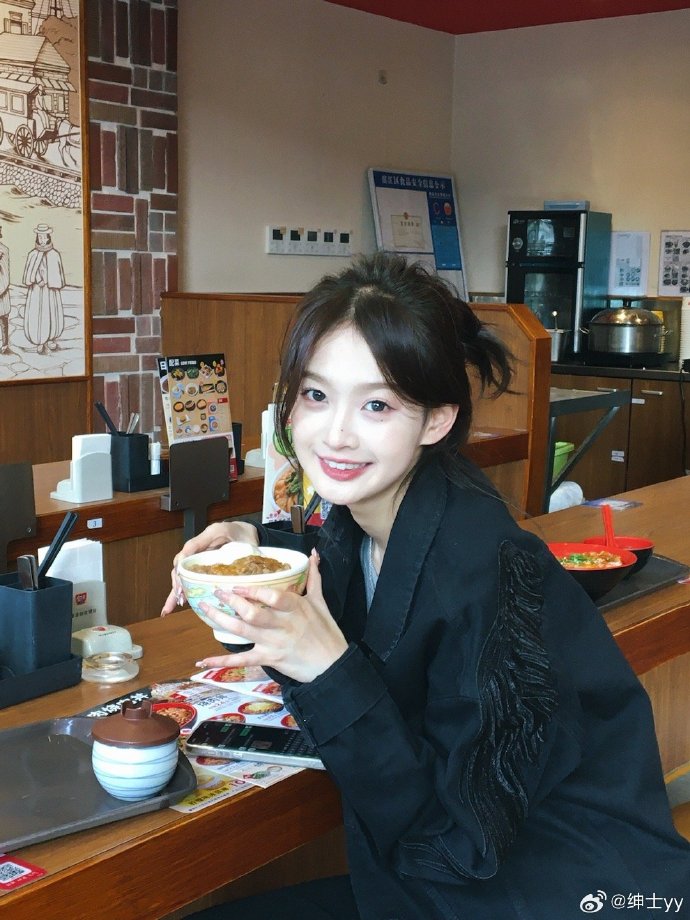溢出屏幕的青春啊!王思聪前女友晒美食照:终于不是东拼西凑