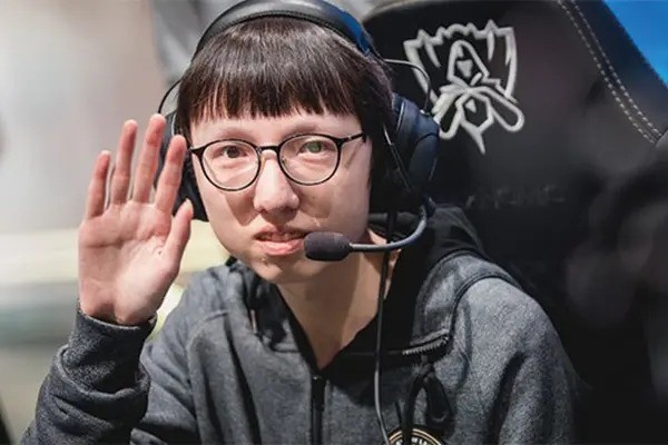 Mlxg看姿态安慰队友送电脑请吃饭:这情商够我学一辈子!