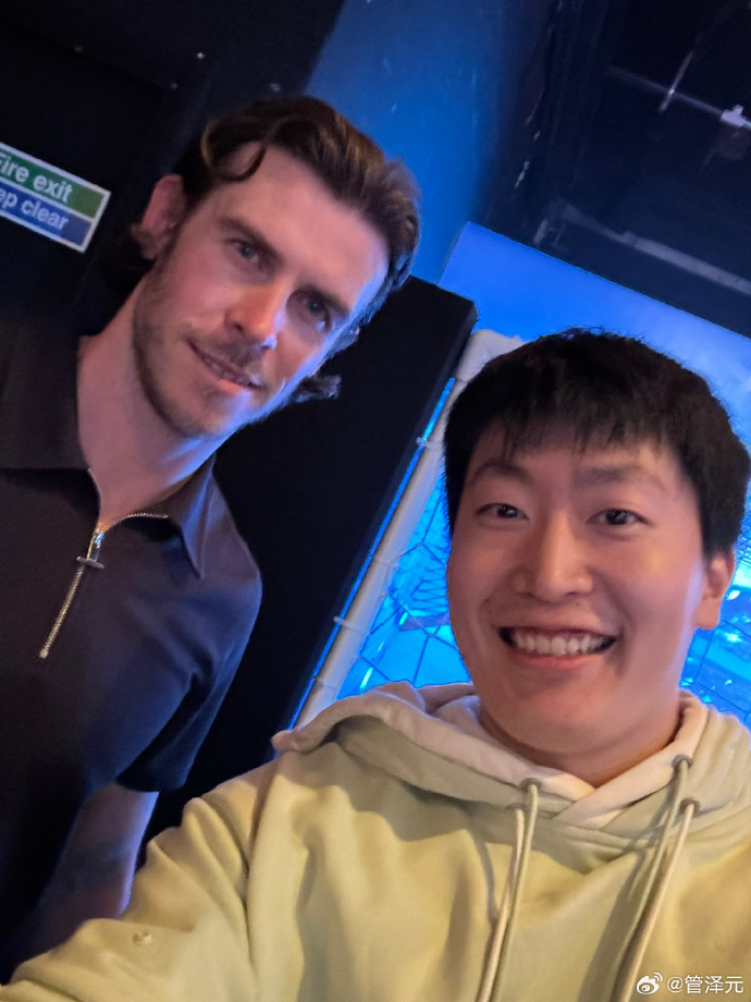 管泽元晒与贝尔合影:伦敦遇到一哥们,和我说倒钩齐天大圣什么的