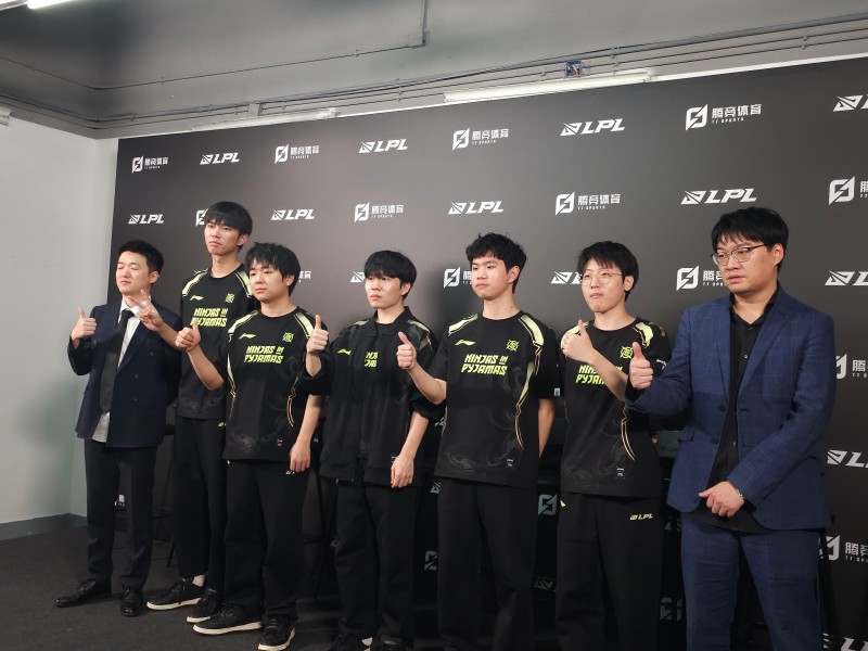 NIP赛后群访 Rookie:不知道小虎为什么追着我,对面打野不在我就杀了