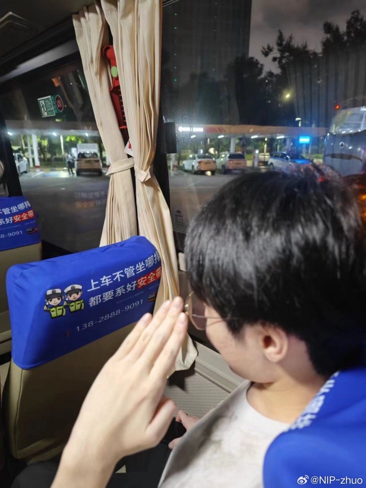 zhuo更新微博:回深圳第一件事!系好安全带!