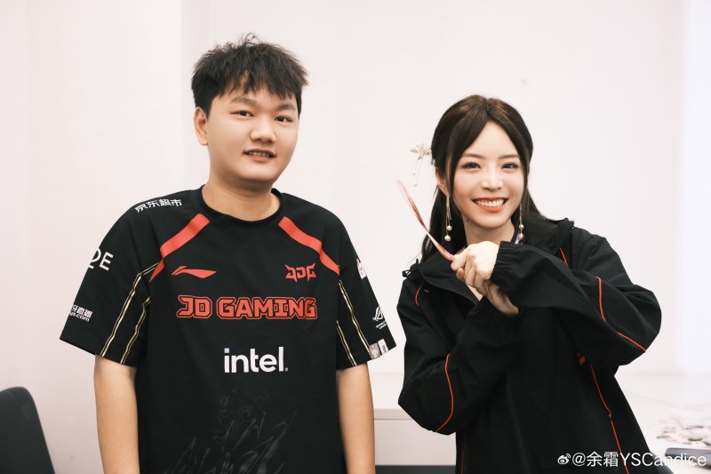 余霜晒照:JDG主场满载而归,提了两大袋子的礼物回来