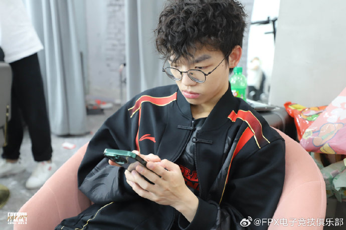 粉丝热议小老虎言论:不要冲动 只有打下去才有机会真正打他脸
