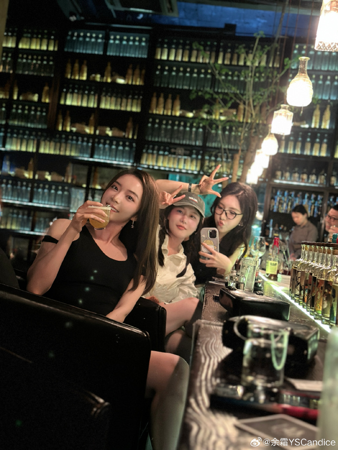 酒后微醺更妩媚动人?余霜晒酒吧聚会照:双眼朦胧送秋波